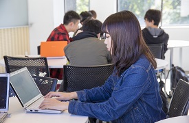 パソコンを使う学生
